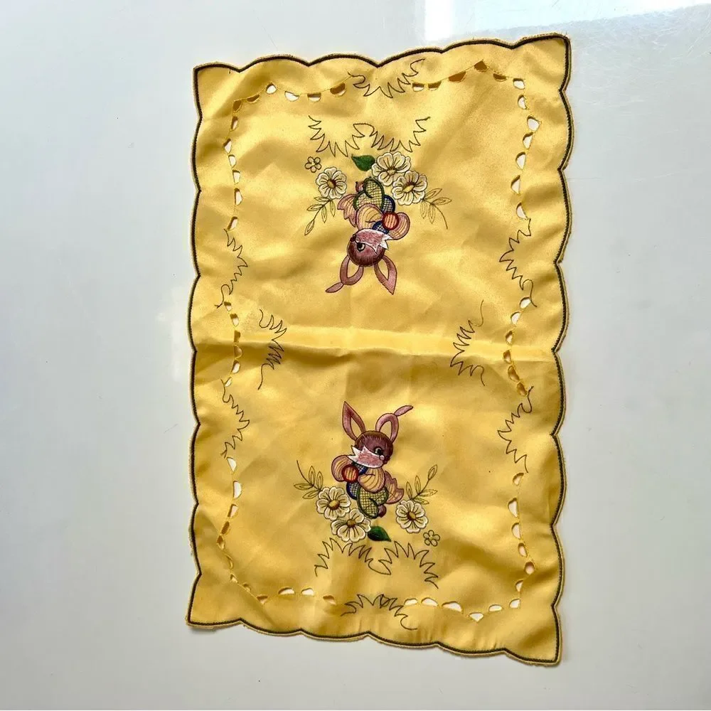 Vintage 1960s 1970s 10 PC Scalloped Edge Embroidered Dinner Napkins Bunny Doily